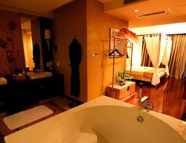 杭州西湖养生会所的黄昏恋：当爱情遇上八十岁